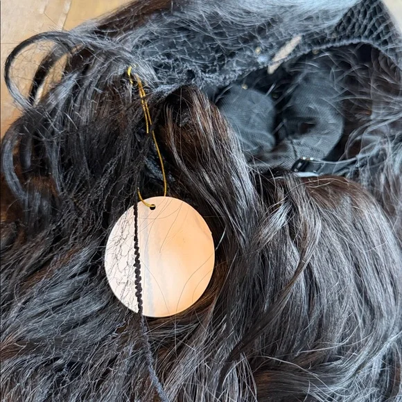 Luxurious Black Wavy Wig - Picture 6 of 7